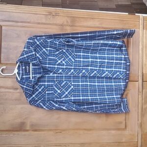 Wrangler mens pearl snap shirt with a decorative stitch